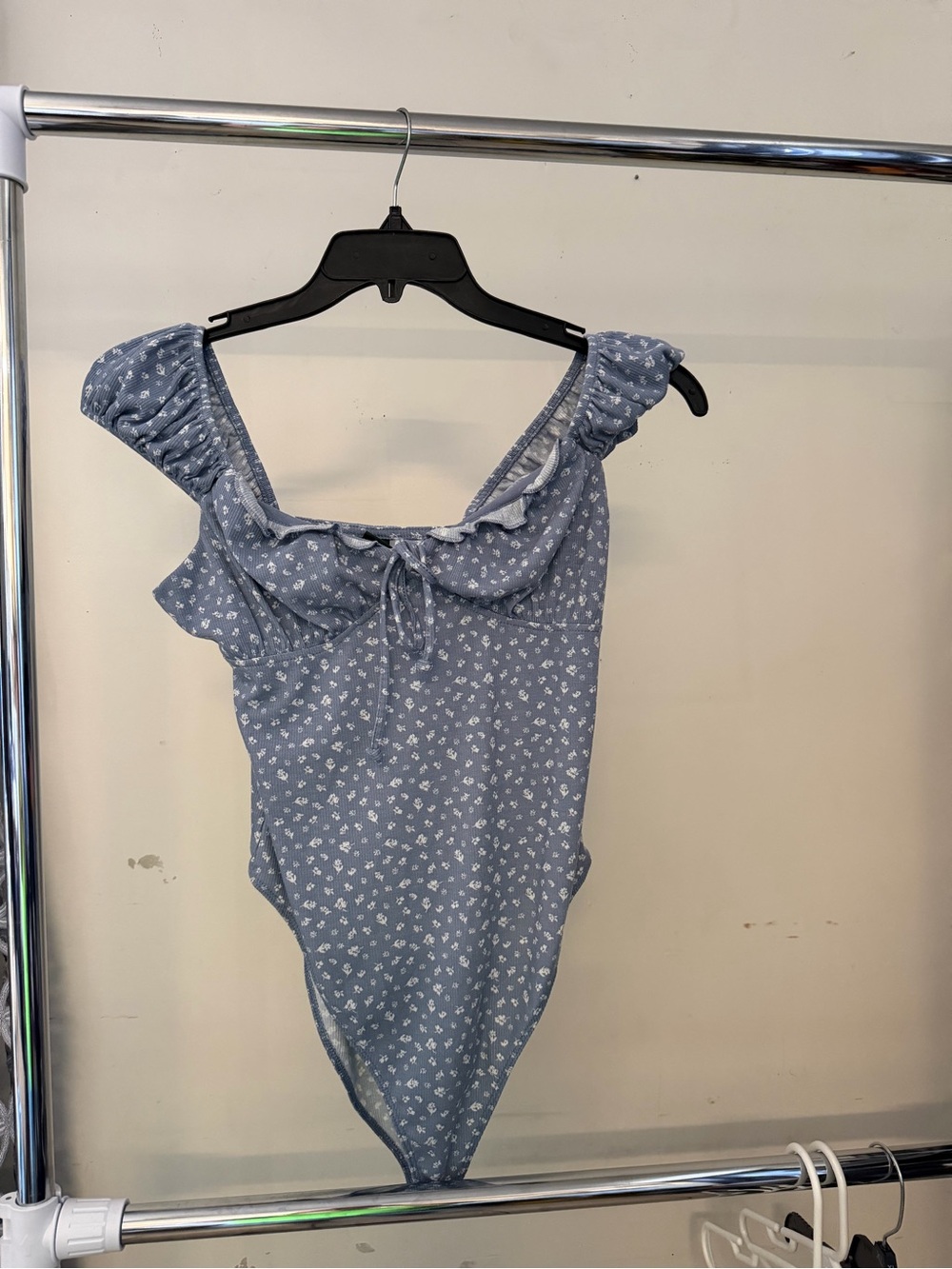 Wild Fable blue ditsy floral bodysuit. - Picture 3 of 5